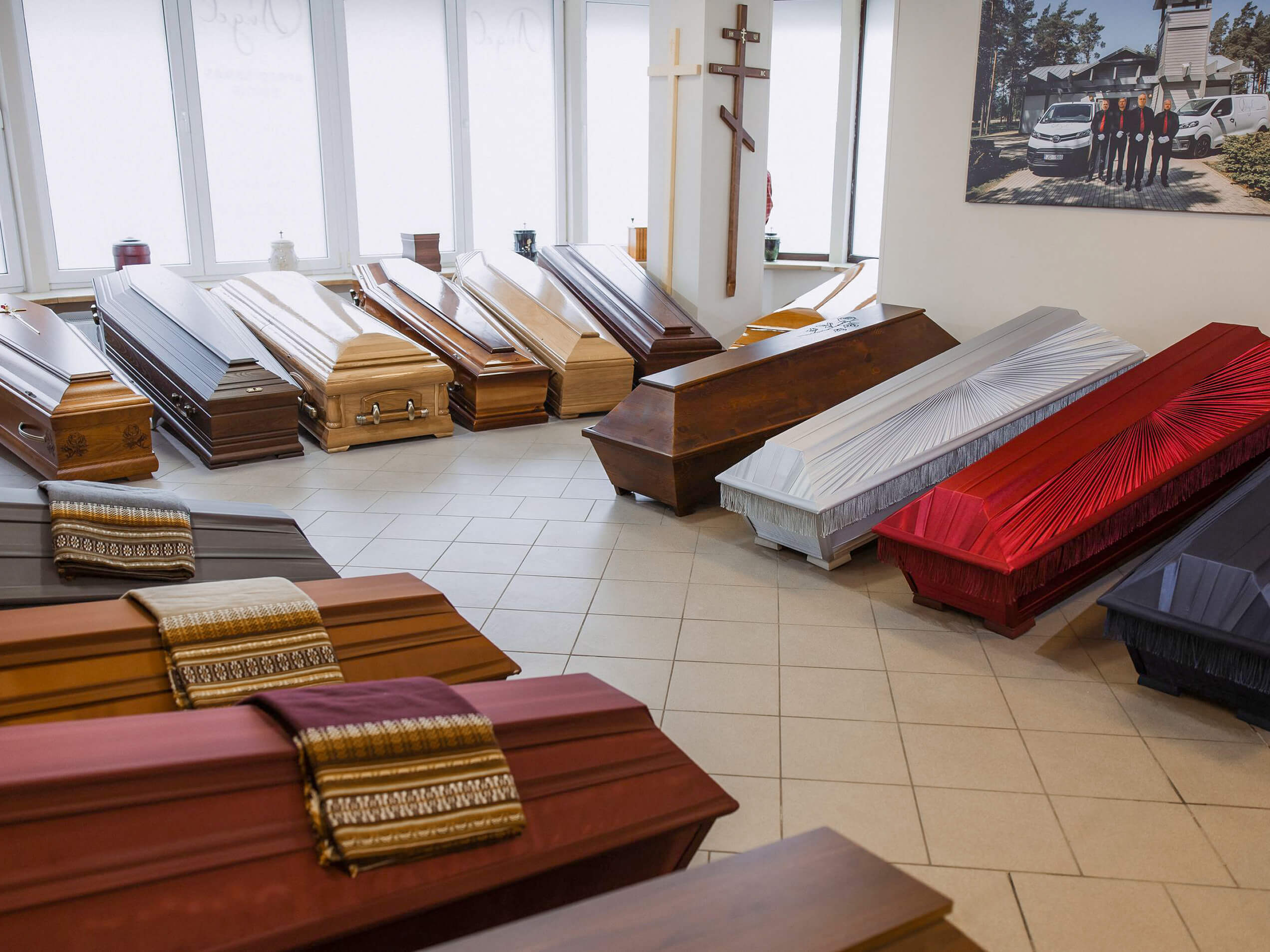 Деревянные гробы, драпированные гробы и саркофаги доступны в филиалах ритуального бюро Angel AB в Риге и Юрмале