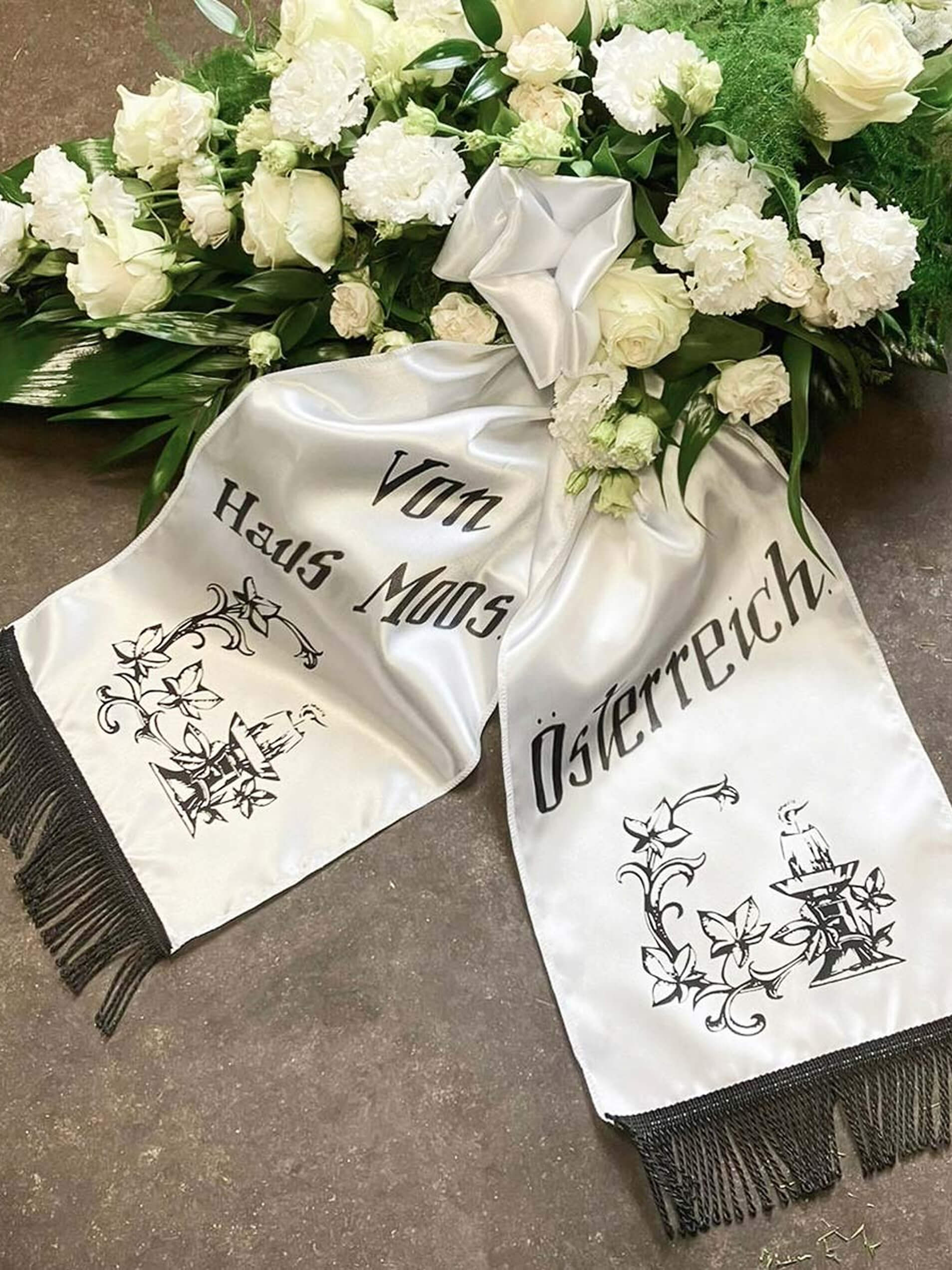 Широкий выбор траурных лент с персонализированным текстом для похоронных венков и штраусов