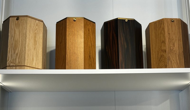 Различные урны для кремации в похоронном офисе на улице Бикерниеку