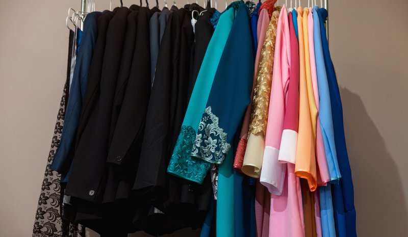 Широкий выбор одежды для усопшего в похоронном бюро на Латгалес