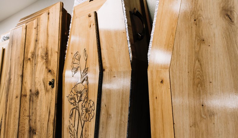 Деревянные гробы в похоронном доме Angel в Юрмале