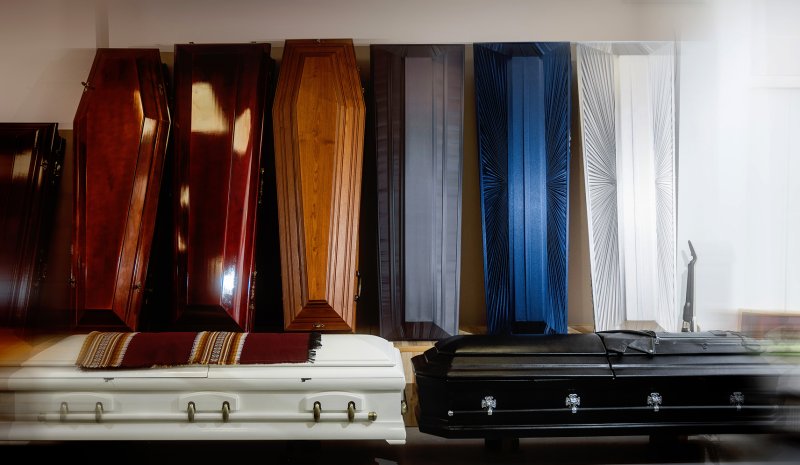 Внутренний вид похоронного бюро Ангел, улица Латгалес 108, с различными гробами.