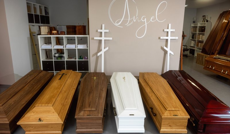 В похоронном бюро на Латгалес по месту можно приобрести гробы и саркофаги