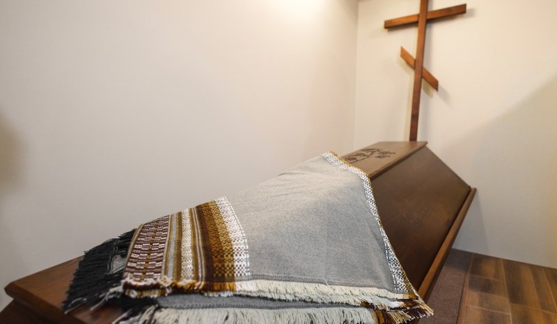 Улица Эммас, 14 — крест с гробом для захоронений