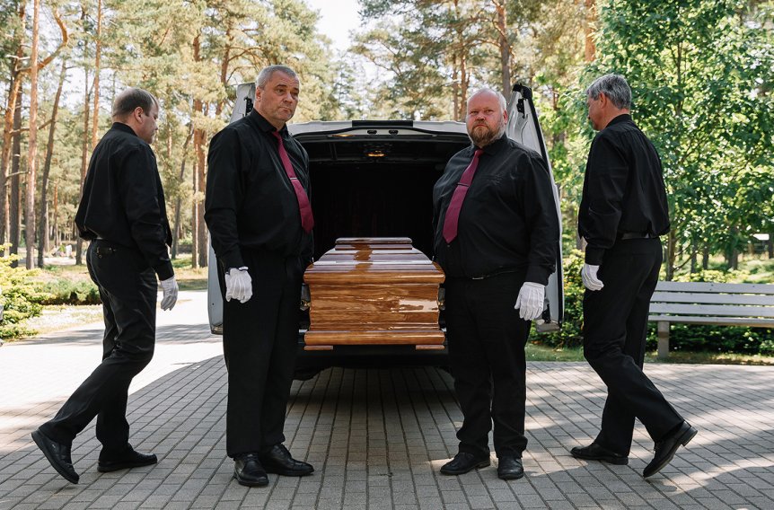 Сотрудники ритуального агентства за работой